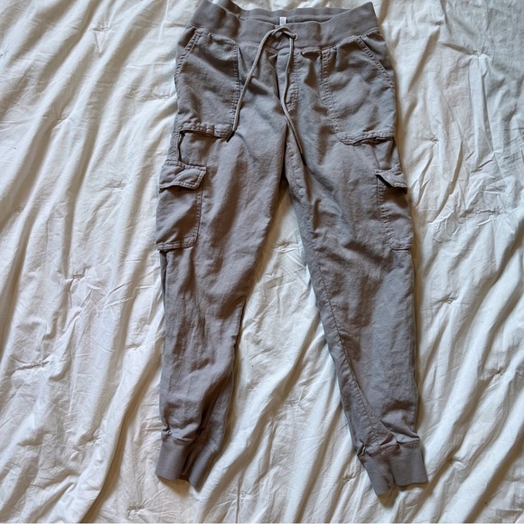 Aritzia Community Cebu Cargo Jogger Pants - Picture 3 of 9